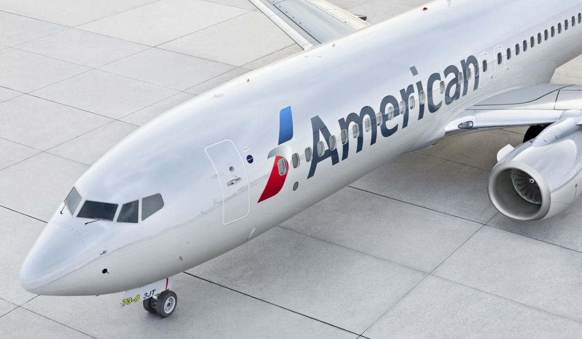 High-angle view of an American Airlines Boeing 737 aircraft on the tarmac, representing the carrier's shift toward 2026 Modern Airline Retailing and OOSD standards.